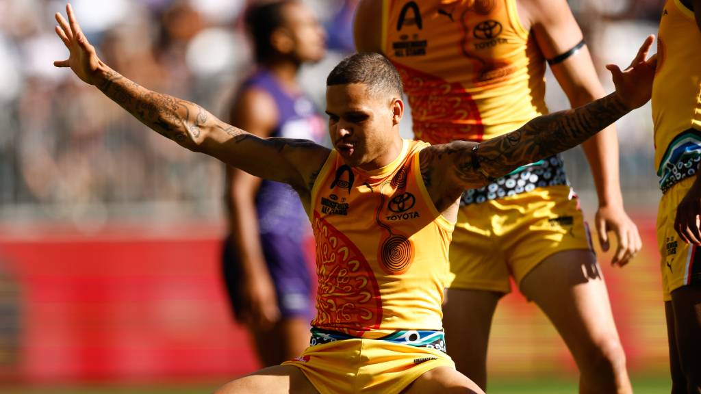 Bobby opens show with sizzling snap and celebration