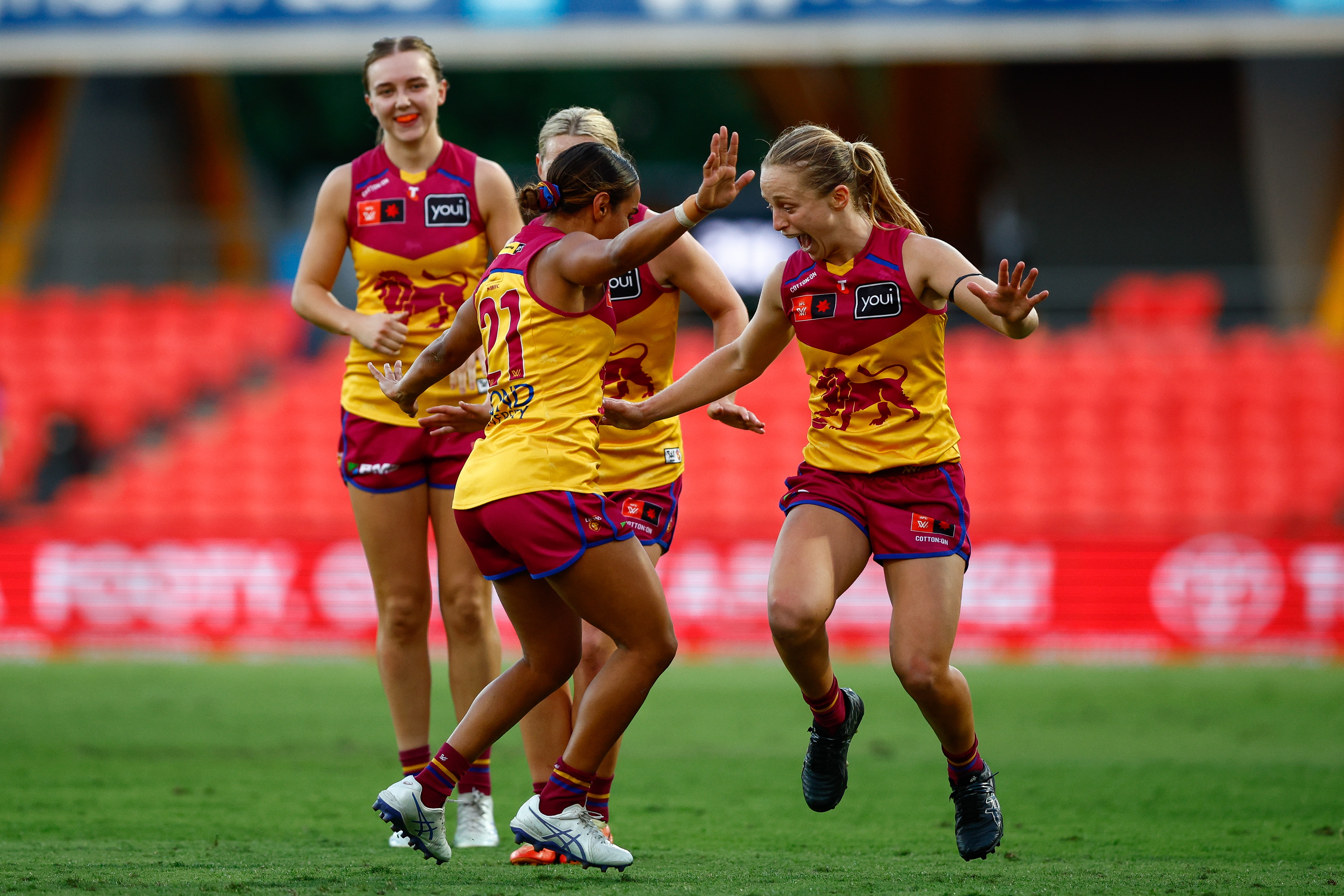 Lions celebrate Starcevich's milestone with thrashing of Suns