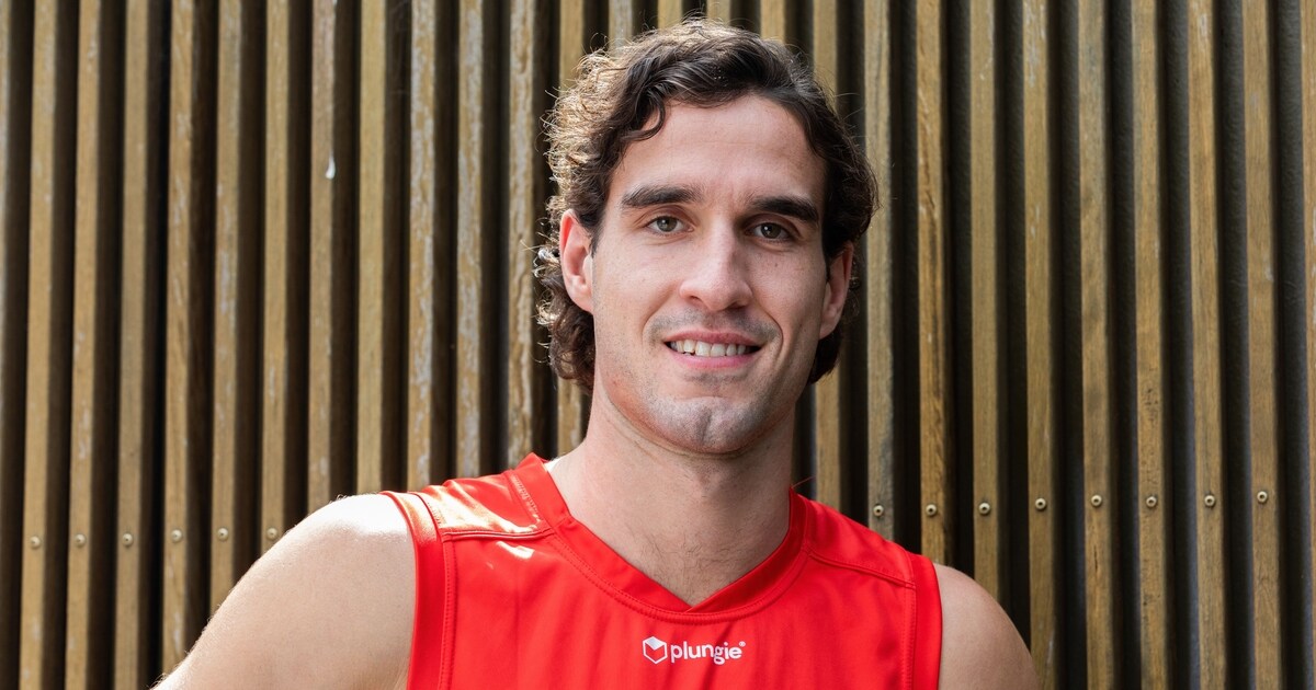 Gold Coast star forward Ben King signs new deal to stay at Suns