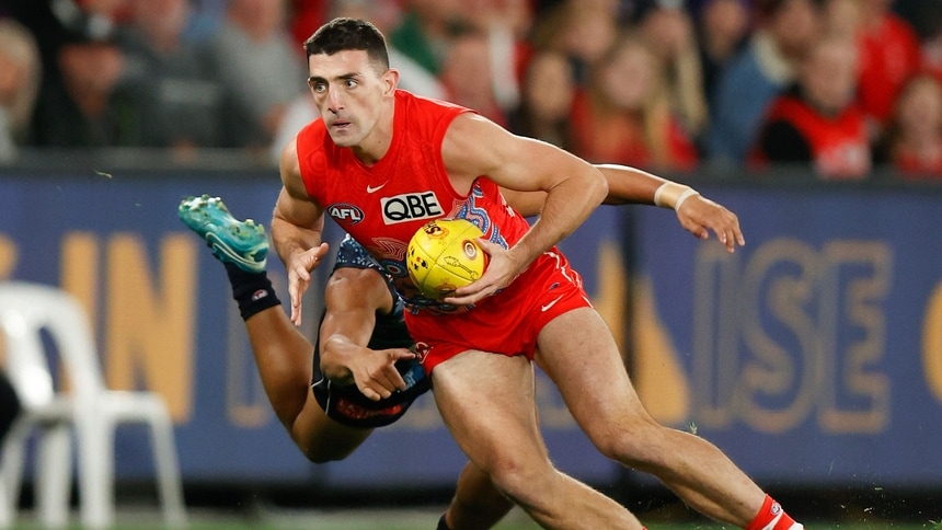 Colin O'Riordan in action in Sydney's clash with Carlton in round 10, 2022. Picture: AFL Photos