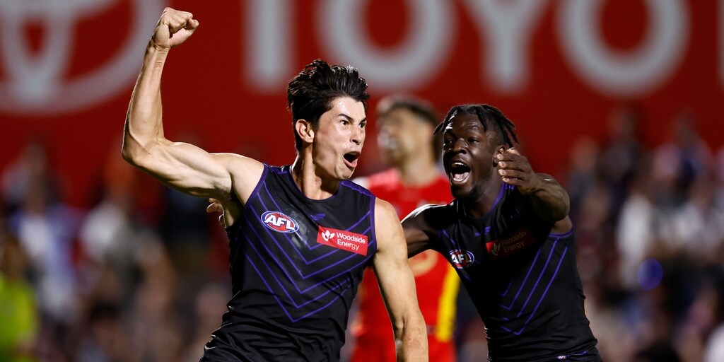 Fremantle Dockers dig deep to claw past Gold Coast Suns in a thriller - Vimarsana News