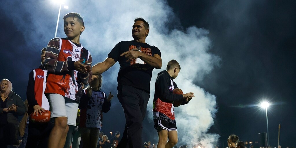 Hundreds heal with St Kilda's Nicky Winmar 30 years on from racism stand against Collingwood - Vimarsana News