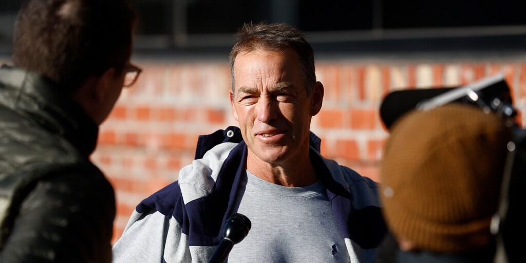 Welcome back: Coach Alastair Clarkson returns to North Melbourne Kangaroos HQ - Vimarsana News