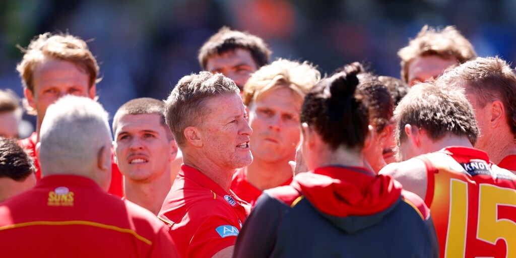 'Just ball it up': Gold Coast Suns coach Damien Hardwick calls for umpire change to avoid dangerous tackles - Vimarsana News