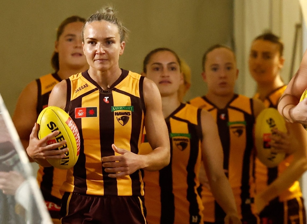 Hawks mark Bates' milestone with Dingley debut amid sea of tribute t-shirts