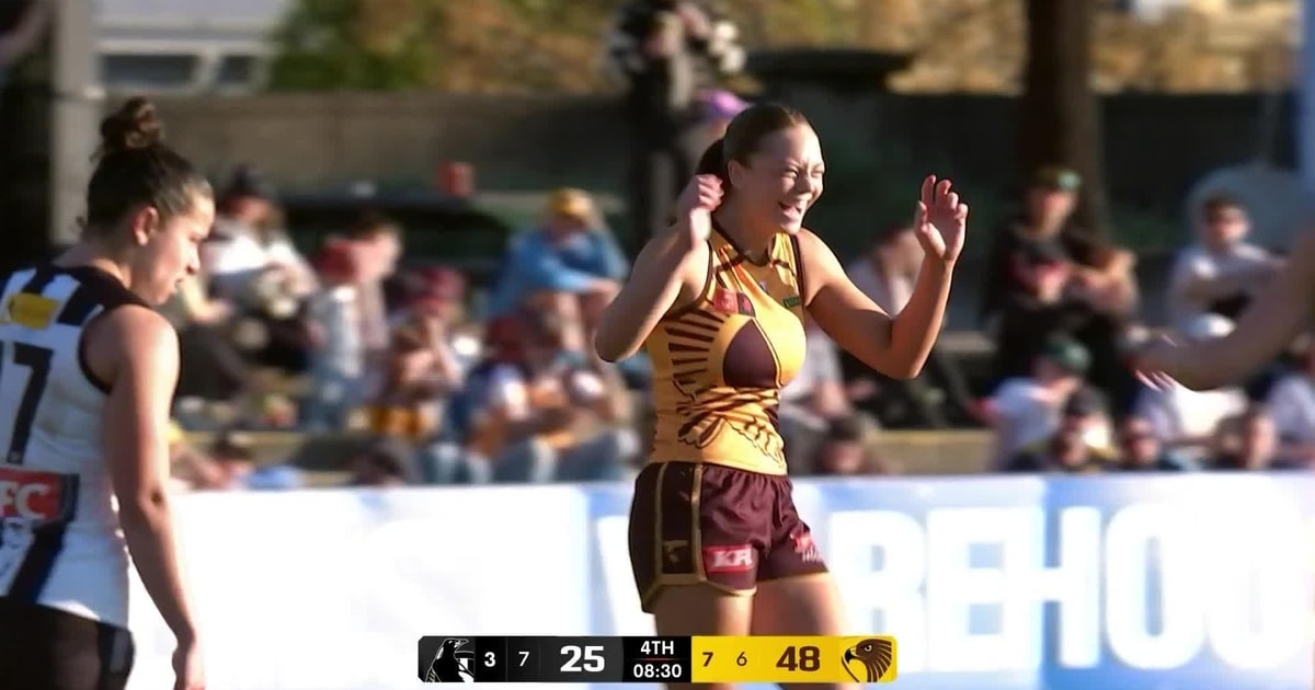 Intercepting Hawk kicks the unlikeliest of first majors after costly error