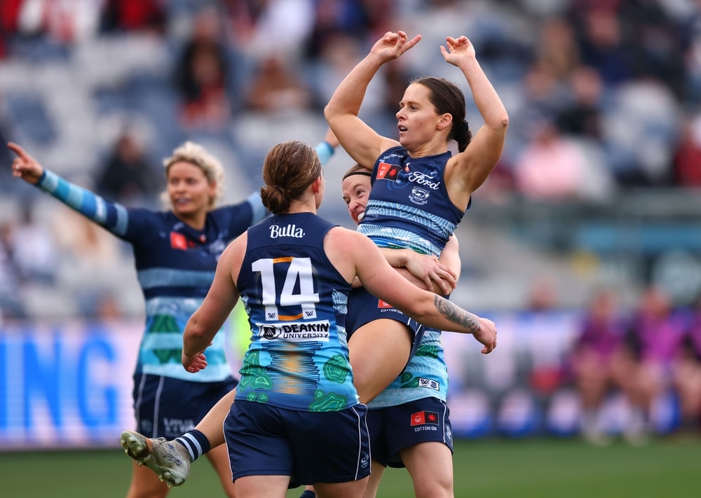 Geelong defeats Essendon in AFLW match at GMHBA Stadium