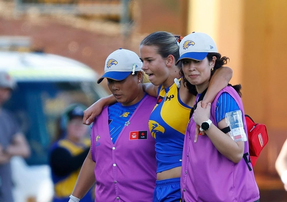 Huge concern for AFLW star Ella Roberts after mid-game knee injury